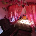 La Roulotte De Lola - D'hotes Bed & Breakfast 3*