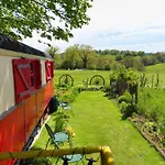 La Roulotte De Lola - D'hotes 3* La Celle (Auvergne)