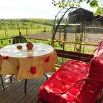 La Roulotte De Lola - D'hotes Bed & Breakfast La Celle (Auvergne)
