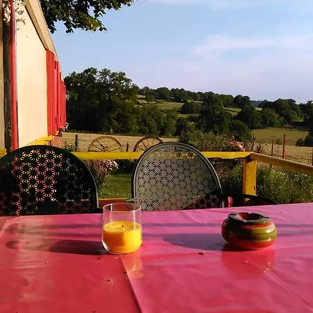 Bed & Breakfast La Roulotte De Lola - D'hotes La Celle (Auvergne)