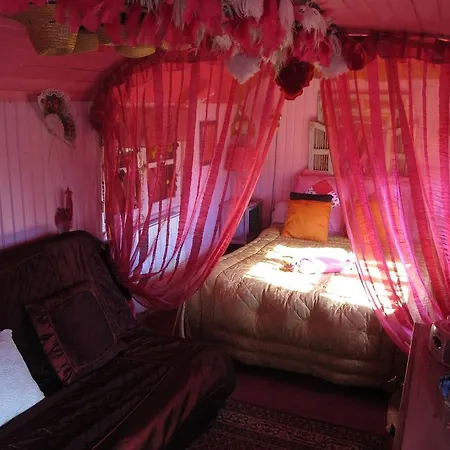 La Roulotte De Lola - D'hotes Bed & Breakfast *
