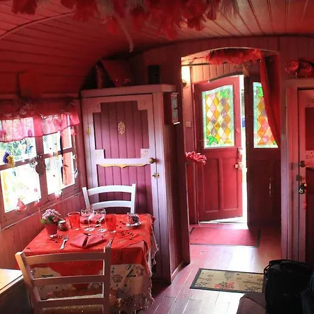 La Roulotte De Lola - D'hotes La Celle