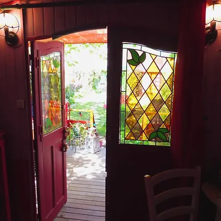 La Roulotte De Lola - D'hotes Bed and breakfast 3*