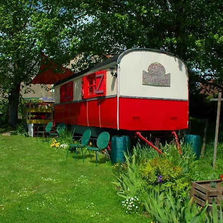 La Roulotte De Lola - D'hotes * La Celle (Auvergne)