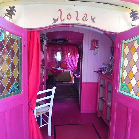 Bed & Breakfast La Roulotte De Lola - D'hotes La Celle (Auvergne)